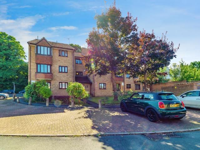 Flat for sale in Hillview, Surrey