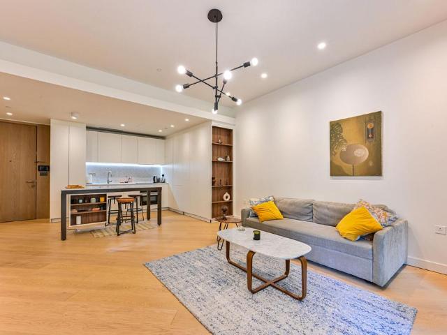 Flat for sale in Shepherd's Bush, Greater London