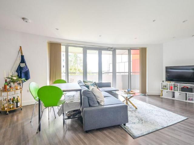 Flat for sale in Canning Town, Greater London