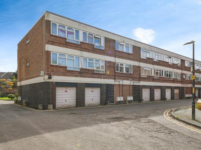 Flat for sale in Gloucester, Gloucestershire