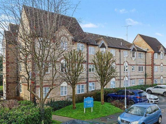 Flat for sale in Broxbourne, Hertfordshire