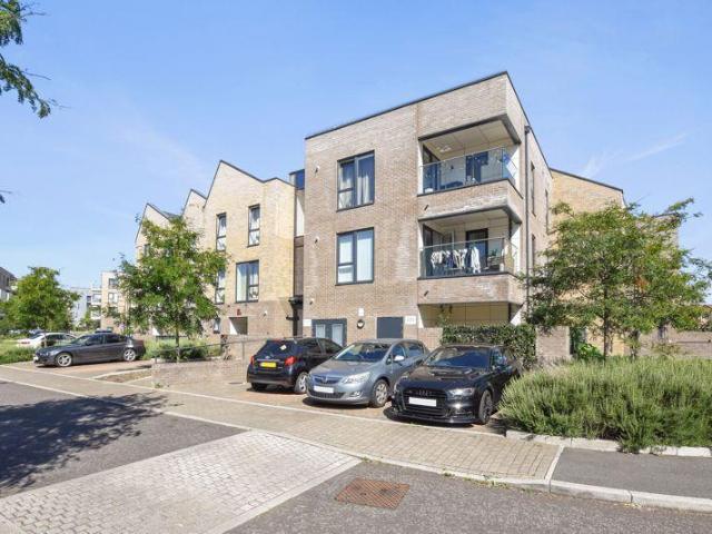 Flat for sale in Lane, Greater London
