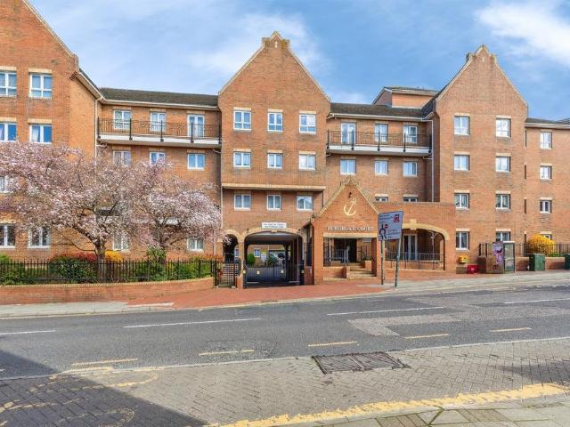 Flat for sale in Luton, Chatham