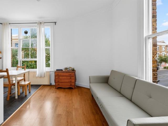 Flat for sale in Shepherd's Bush, Greater London