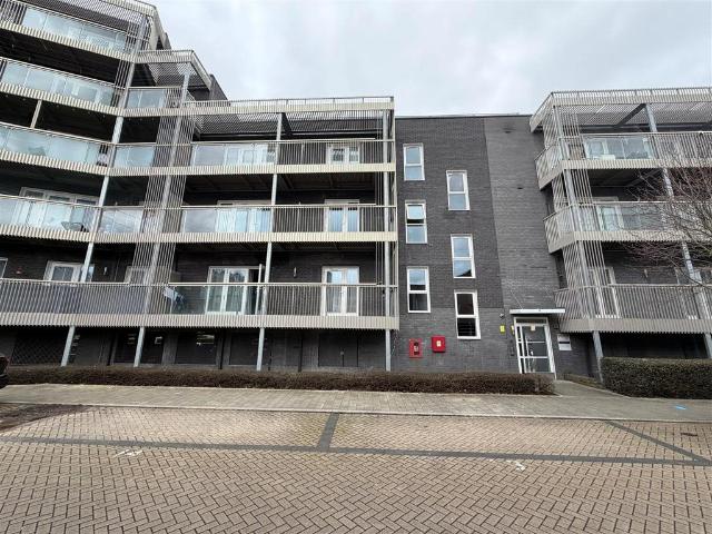 Flat for sale in Barking Riverside, Greater London
