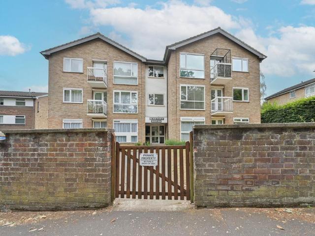Flat for sale in Watford Heath, North Watford