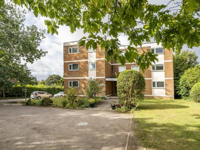 Flat for sale in Hatching Green, Five Acres