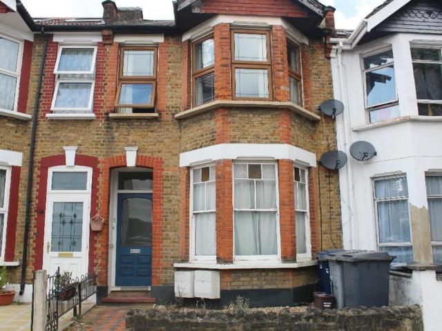 Flat for sale in Finchley, Greater London