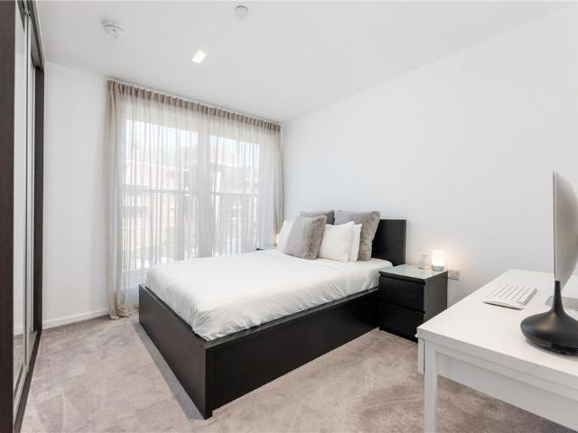 Flat for sale in North Kensington, Greater London