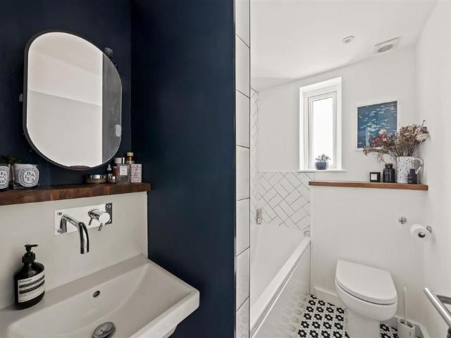 Flat for sale in London Borough of Croydon, Isle Of Man