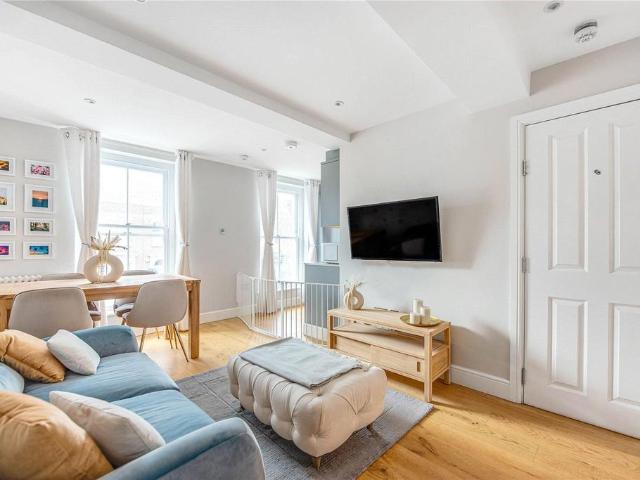 Flat for sale in Fulham, Greater London