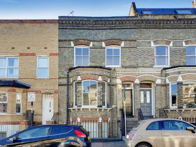Flat for sale in Clapham Junction, Greater London