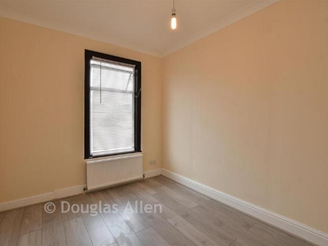 Flat for sale in Loxford, Seven Kings