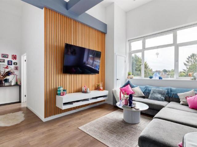 Flat for sale in London Borough of Merton, Merton Park