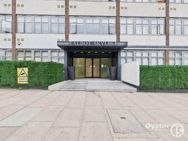 Flat for sale in Lane, Greater London