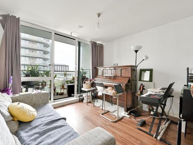 Flat for sale in London Borough of Hounslow, Greater London