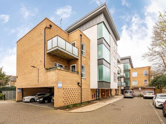 Flat for sale in London Borough of Hounslow, Greater London