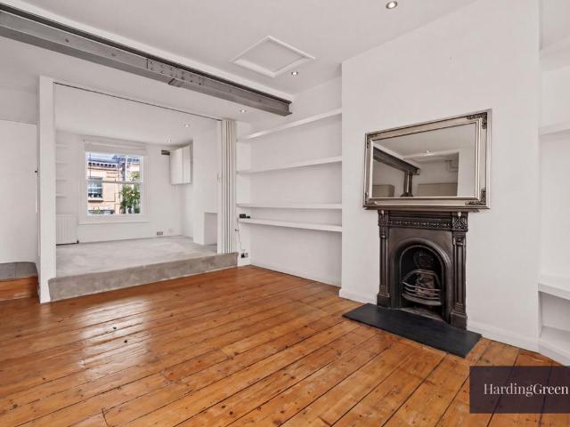 Flat for sale in Kilburn, Greater London