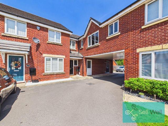 Flat for sale in Linnyshaw, Salford