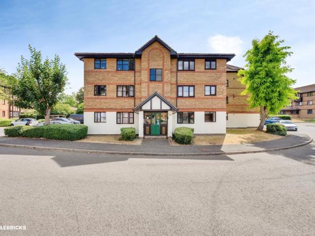 Flat for sale in Stone, Dartford