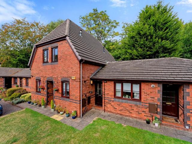 Flat for sale in Heaton Park, Bury