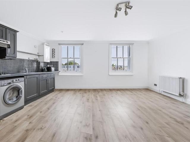 Flat for sale in London Borough of Lambeth, Greater London