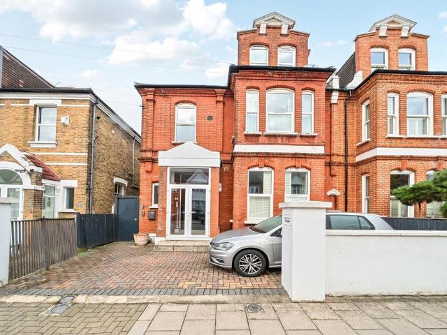 Flat for sale in Streatham, Greater London