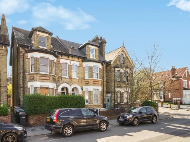 Flat for sale in London Borough of Croydon, Waddon