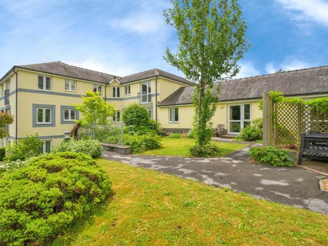 Flat for sale in Strode, Devon