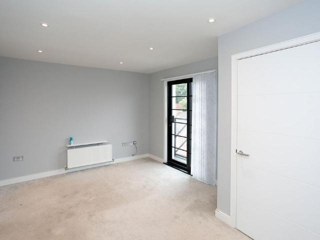 Flat for sale in North Watford, Hertfordshire