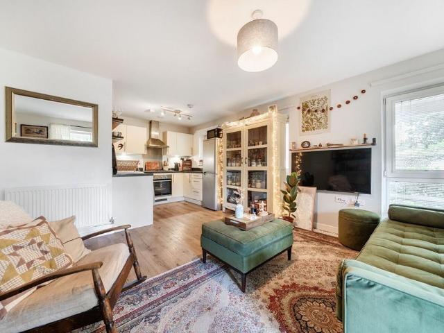 Flat for sale in Oxted, Hillview