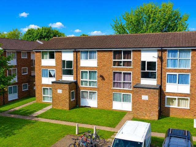 Flat for sale in Woodhall Farm, Pouchen End