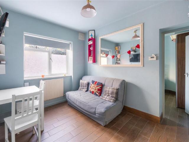 Flat for sale in Battersea, Greater London