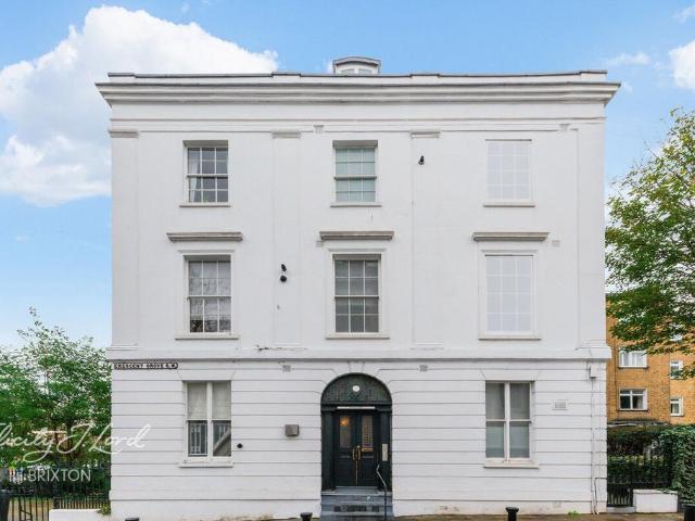 Flat for sale in Clapham, Greater London