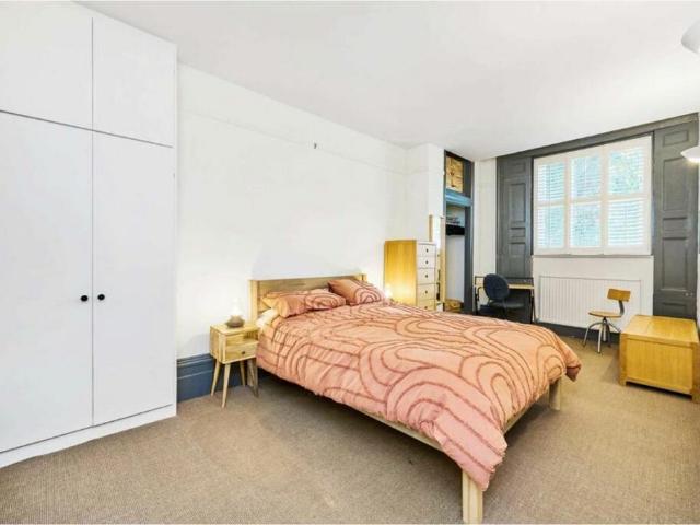Flat for sale in Clapham, Greater London