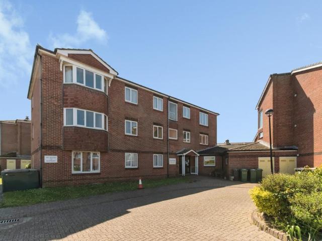 Flat for sale in Roselands, Eastbourne