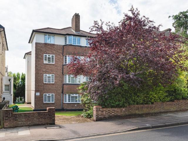 Flat for sale in Crystal Palace, Greater London
