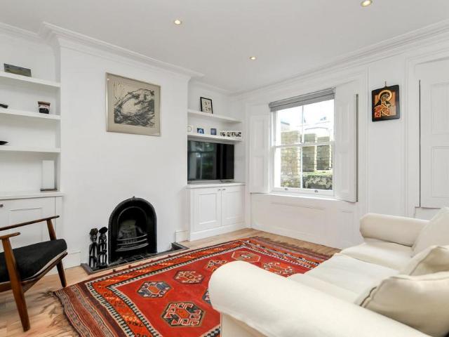 Flat for sale in Stoke Newington, Greater London