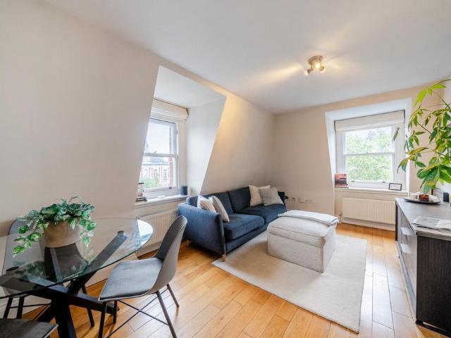 Flat for sale in East Hill Estate, Greater London