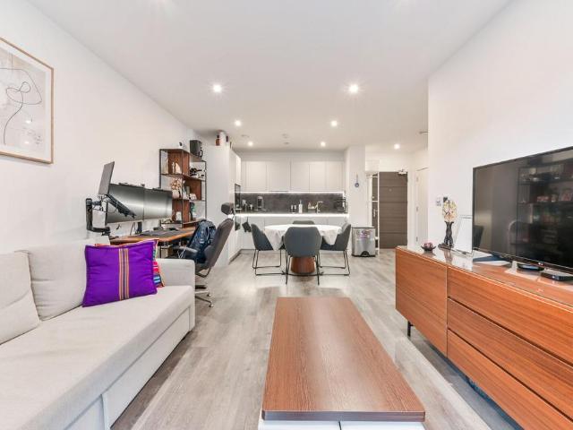 Flat for sale in London Borough of Ealing, Greater London