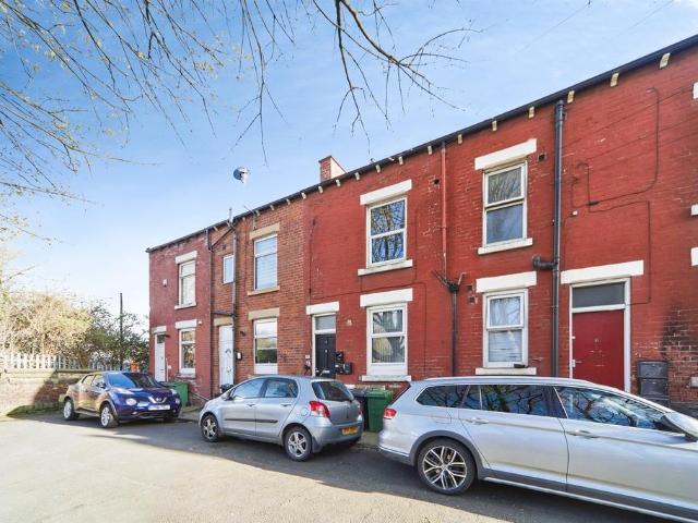 Flat for sale in Armley, West Yorkshire