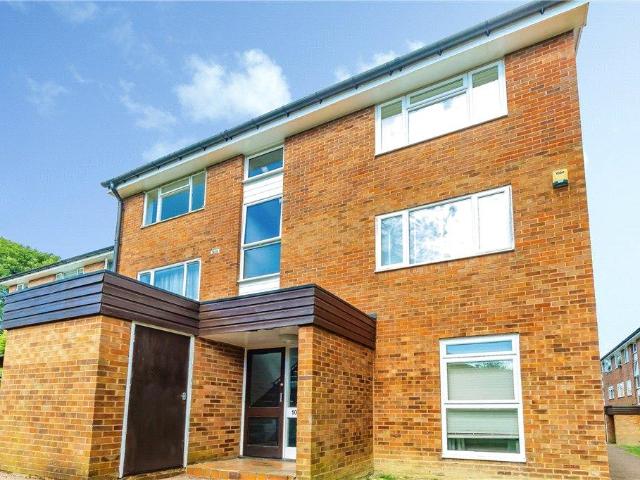 Flat for sale in London Borough of Croydon, Forestdale