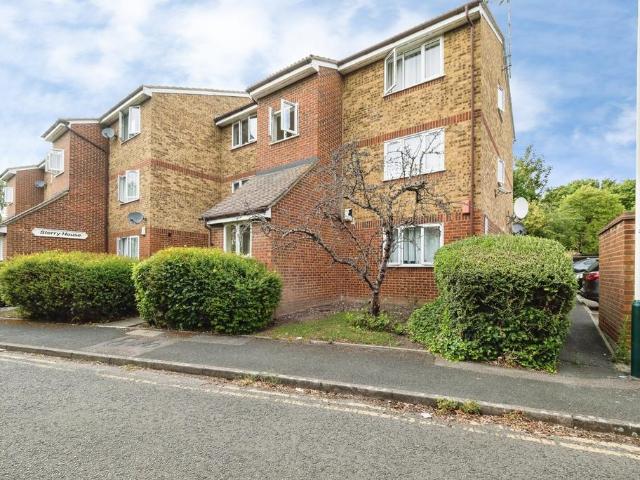 Flat for sale in Rainham, Greater London