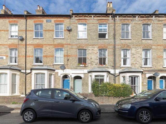Flat for sale in Finsbury Park, Greater London