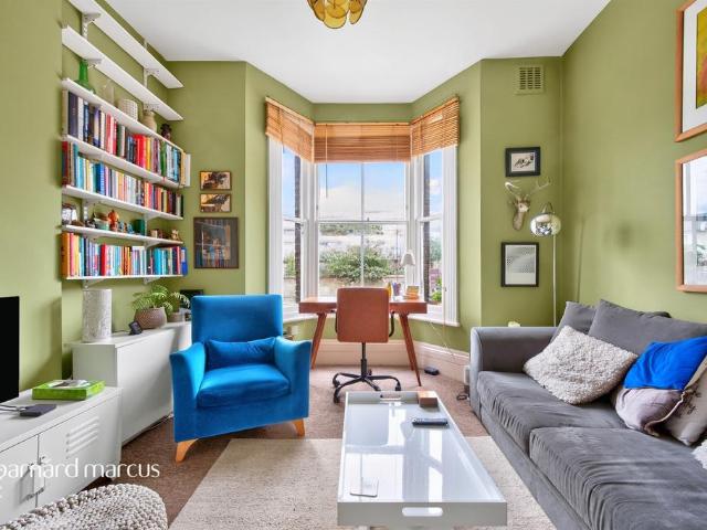 Flat for sale in Stockwell, Greater London