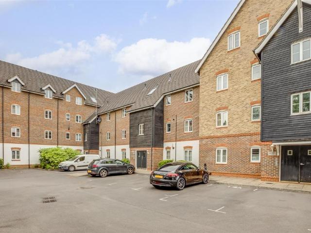 Flat for sale in High Wycombe, Castlefield