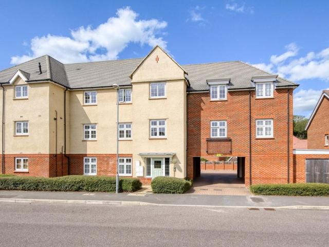 Flat for sale in Hanworth, Bracknell