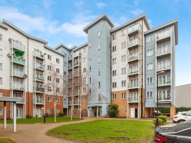 Flat for sale in Slough