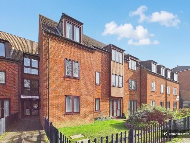 Flat for sale in Hatfield, Fretherne