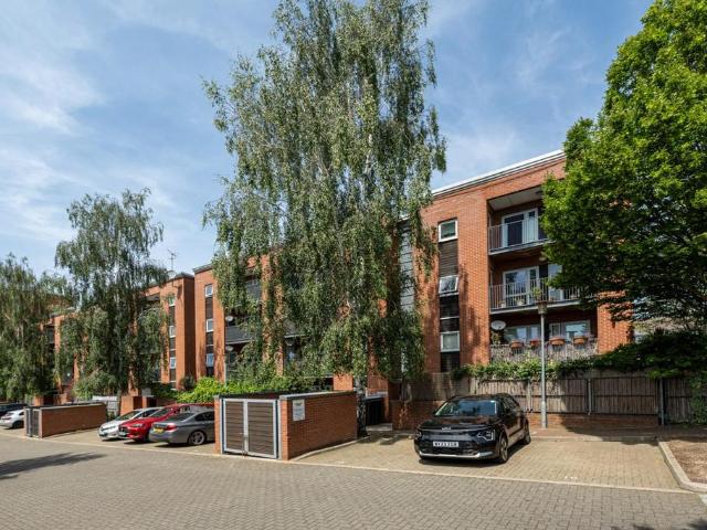 Flat for sale in Shepherd's Bush, Greater London